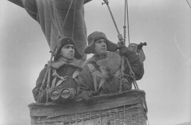 Советские солдаты в гондоле аэростата воздушного наблюдения