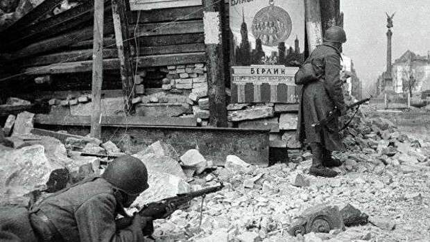 Советские войска ведут бой на улицах Берлина во время Великой Отечественной войны