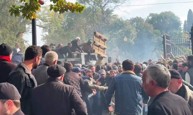 Пока вы не уснули: массовые протесты в Абхазии и условие Путина для договоренности по Украине