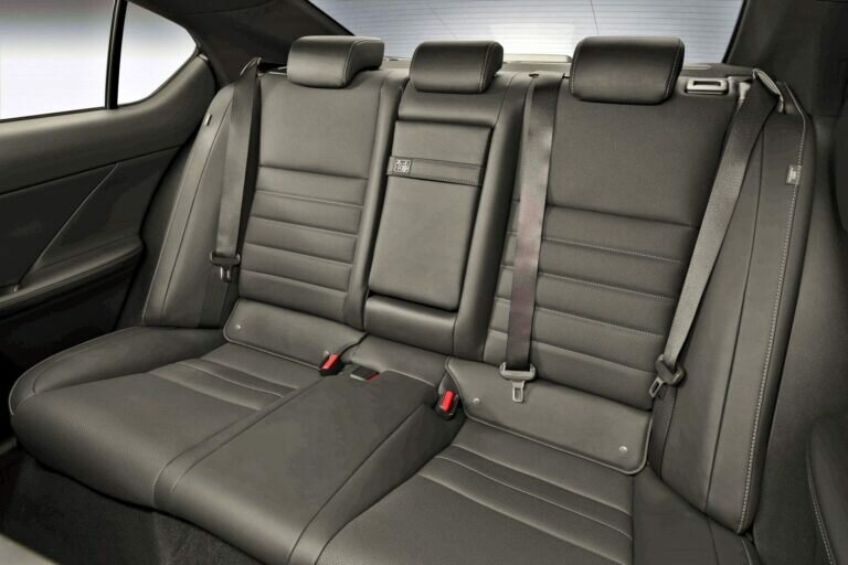 Новый Lexus IS 500 F Sport - японский седан с V8 под капотом.