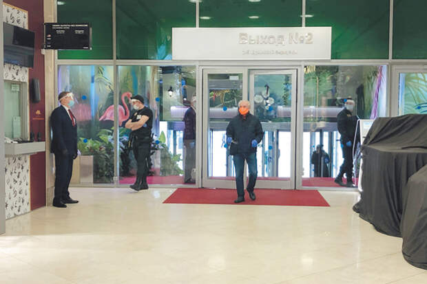 В ТЦ теперь пробников косметики нет, одежду примеряют с паром