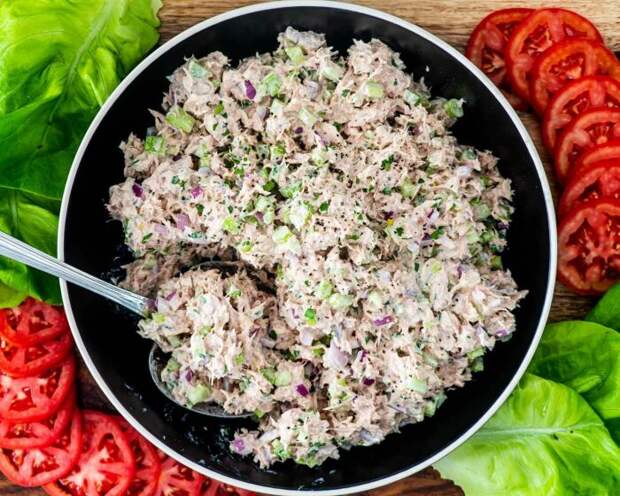 Салат с добавлением тунца. \ Фото: cravinghomecooked.com.