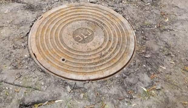 На Есенинском бульваре обнаружили открытый канализационный люк