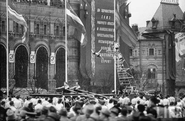 Как проходили майские праздники в Москве в 1958 году (24 фото)