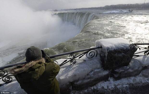 Туристы съезжаются посмотреть на «замерзший» Ниагарский водопад