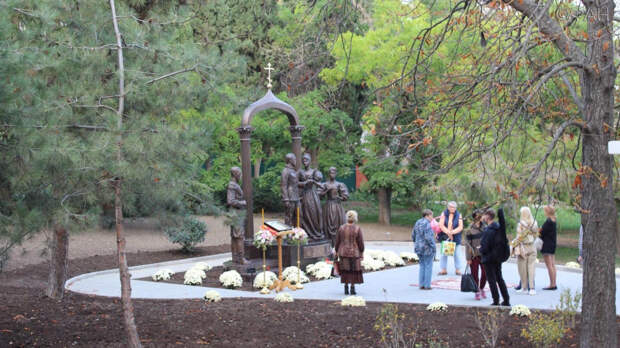 В Алуште появился уникальный памятник Николаю II и его супруге Александре