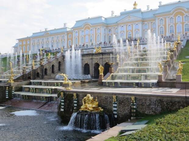 Двор петра. Петергоф, двор Петра. Петров двор в Петергофе. Китайский дворик в Петергофе. Барский дворик Петергоф.