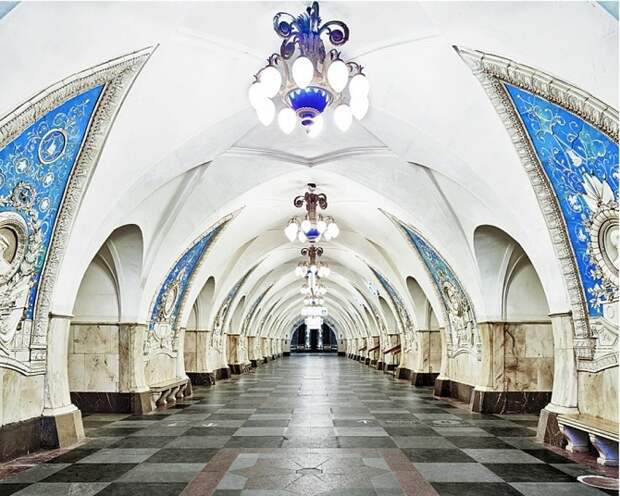 Фотограф показал всю роскошь московского и питерского метро