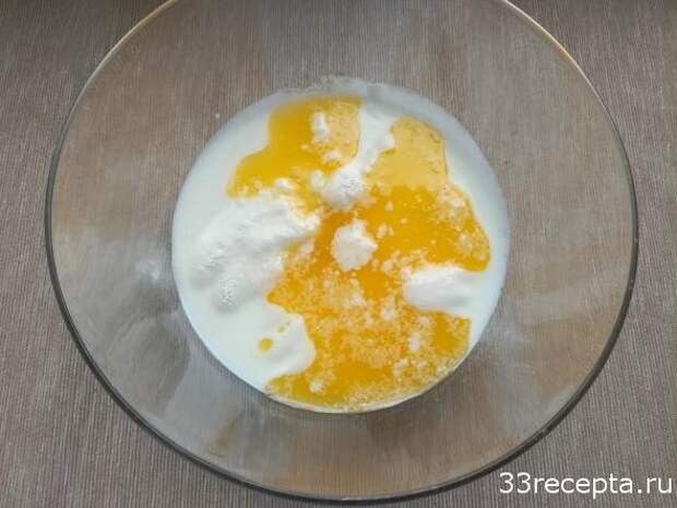 смешиваем масло кефир сметану