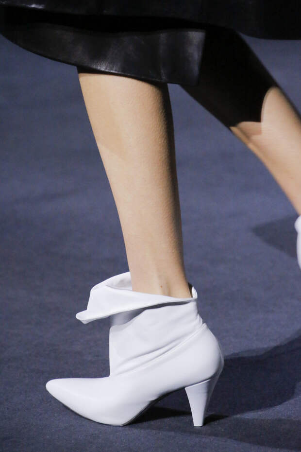 Белые ботильоны с острым носком. Коллекция Givenchy