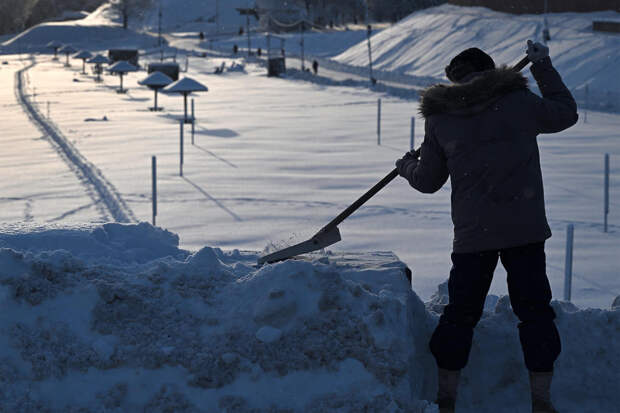 Коммунальщики с заваленным снегом офисом переложили расчистку дворов на жильцов