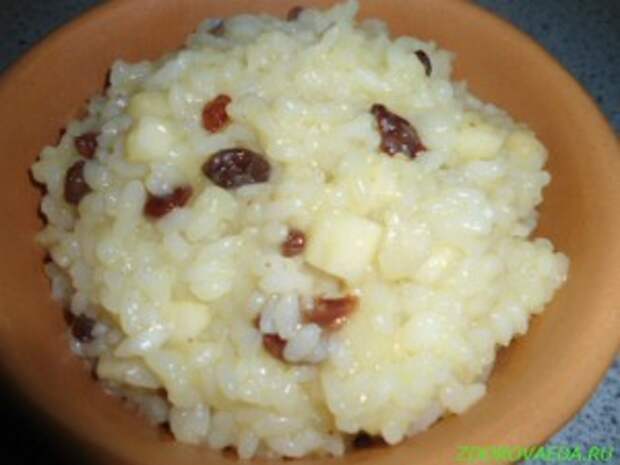 Полезный завтрак : каша рисовая с изюмом и яблоком