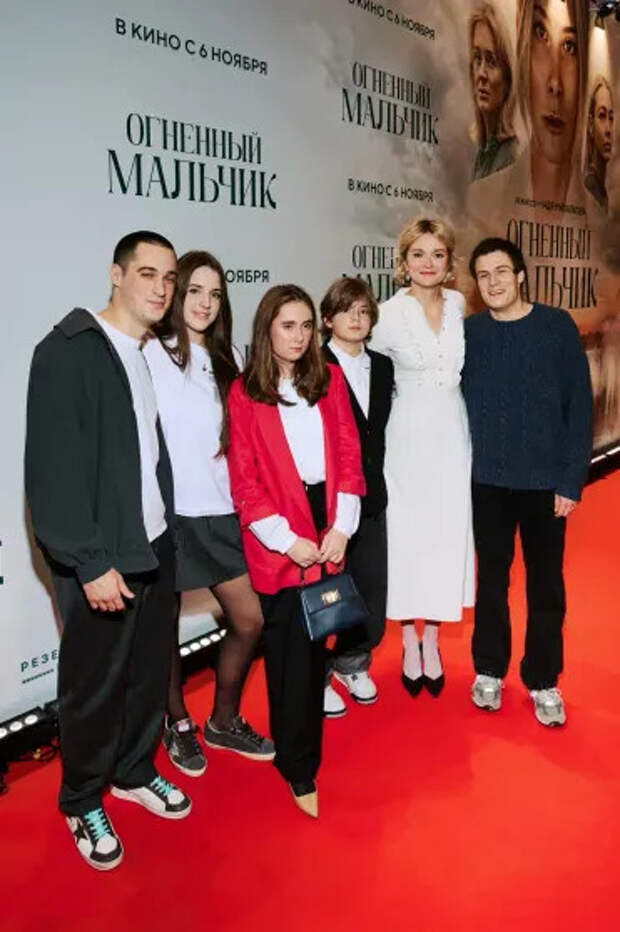 Надежда Михалкова с детьми (вторая слева — дочь Нина, четвёртый слева — сын Иван) и племянниками