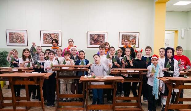 Школьники с нарушениями ОДА получили в подарок к Новому году регулируемые парты от МОСГОРТУРа