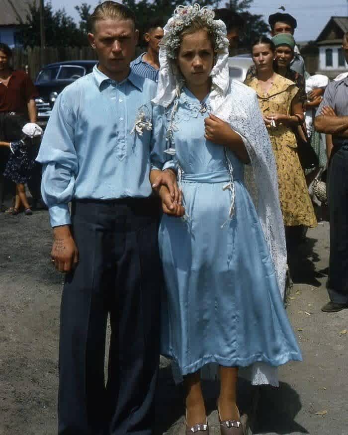 Свадьба, СССР, конец 1950-х. Татуировка на руке жениха гласит: «Люби меня, как я тебя!»