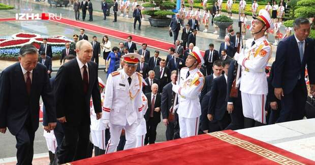 Пышная и торжественная встреча Президента России во Вьетнаме это не только дань уважения к России и ее лидеру, это еще и дань неуважения к США.
