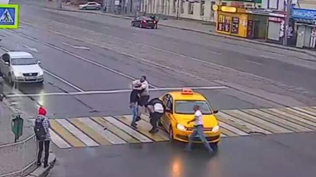 18+: Жестокая массовая драка на проспекте в Калининграде попала на видео