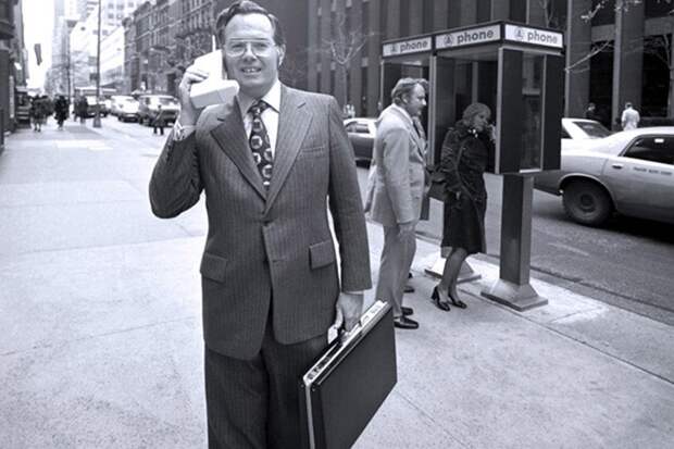 Джон Митчелл разговаривает на улице по мобильному телефону первой модели Motorola DynaTAC. США, 1973 год. история, факты, фото