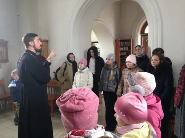 Иерей Артемий Васин рассказал об истории происхождения храма, его внутреннем устройстве и убранстве, об особо почитаемых икон...