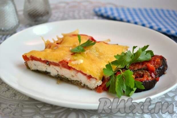 Вкуснейшее куриное филе, запеченное в духовке с баклажанами и помидорами, подать к столу в горячем виде. 