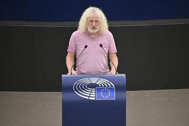 Депутат Европарламента Мик Уоллес считает, что США пытаются вбить клин между Китаем и ЕС