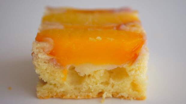 Перевернутый пирог с персиками: нежное бисквитное тесто и много фруктов