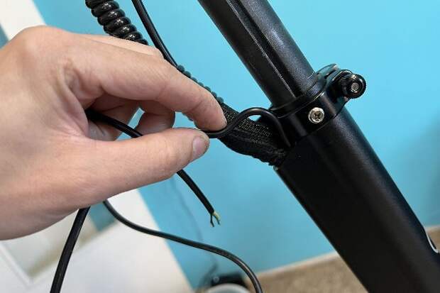 Как продеть провод через плотную косу в трубе