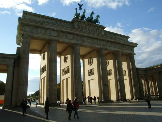 Вместо жёлто-голубого - символ русской Победы. Бранденбургские ворота неожиданно окрасились в цвет СССР
