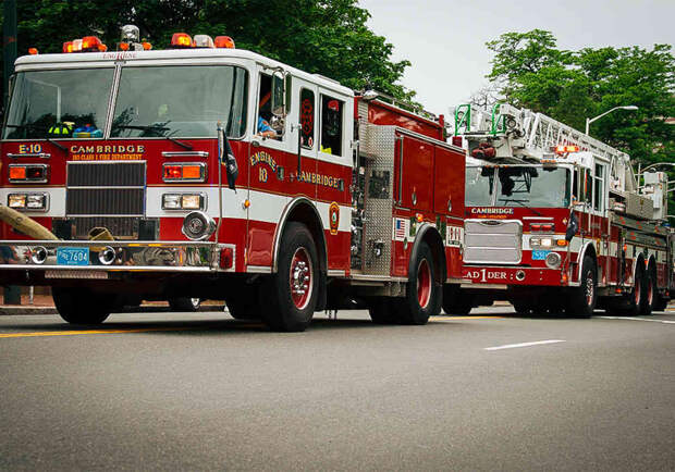 Пожарная машина Если ваш дом находится в Новой Британии, Коннектикут, то лучше всего будет приобрести хорошую страховку от пожара. Дело в том, что, по закону, пожарные машины этого города не могут превышать скорости 25 миль/час. Приезжают ровно к уголькам.