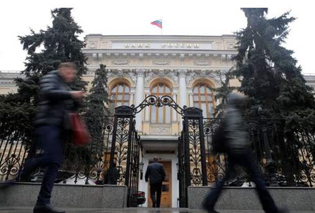 People walk past the Central Bank headquarters in Moscow, Russia February 11, 2019. REUTERS/Maxim Shemetov