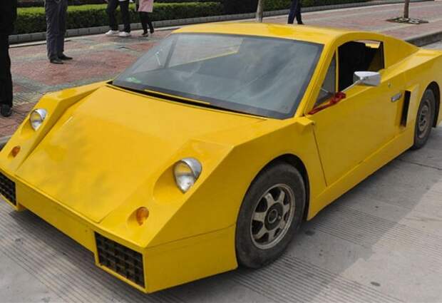 Да, это снова Lamborghini, по крайней мере, по задумке автора.На его создание уходит целый год, и его владелец начинает с нуля, используя трубы и листовой металл.Конверсия этого автомобиля стоит 3000 долларов, а по внешнему виду он очень далек от моделей итальянской марки и больше похож на недоразумение из советских времен.