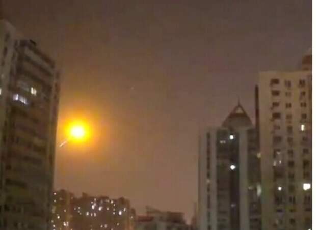 Над Пекином пролетел метеор, озарив небо