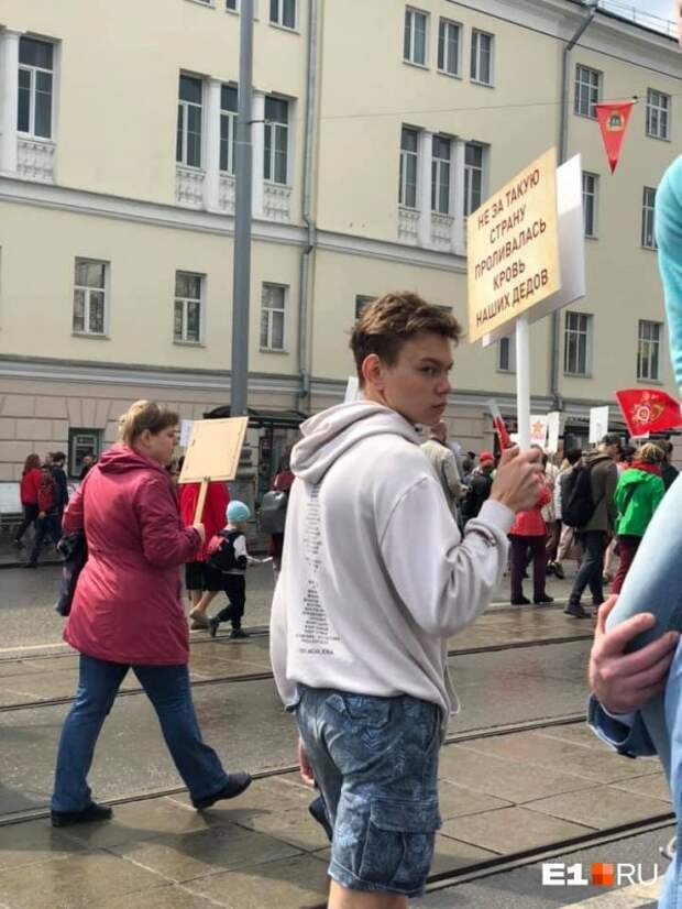 Екатеринбуржец из «Бессмертного полка» перессорил половину страны из-за спорного транспаранта