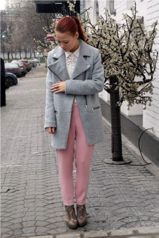 девушка в розовых брюках
