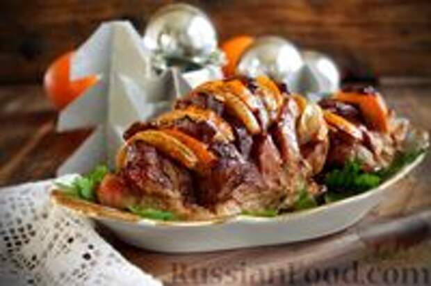 Фото к рецепту: Мясо, запеченное с хурмой, яблоком и луком