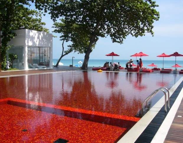 Красный цвет бассейна получается в результате сочетания красной, желтой и оранжевой плитки, из которой сделан сам бассейн.