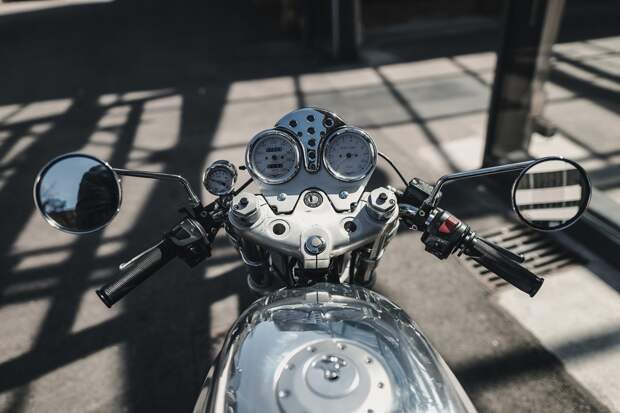 Bernd & Robin Mehnert: кафе рейсер Moto Guzzi California 1100 EV