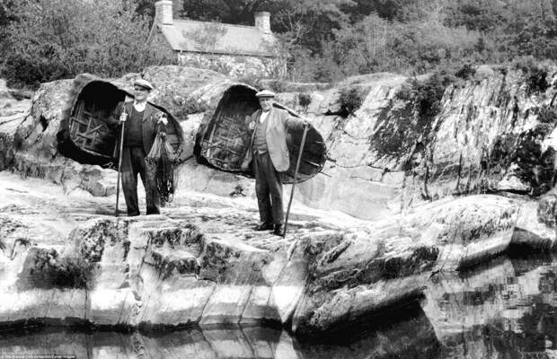 Рыбаки с кораклами (лодками из ивняка), Сенарт, Уэльс, ок. 1955 г. архивные снимки, архивные фотографии, великобритания, коллекция фото, новатор, фотограф, фотография