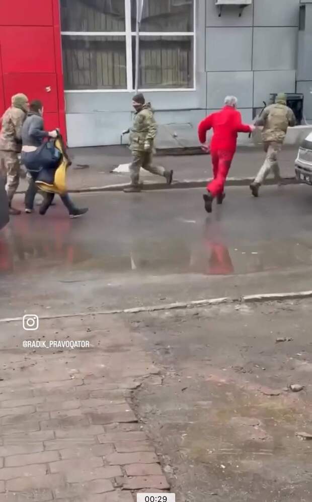 В Украине остались люди, которые готовы помочь неизвестному парню и спасти его