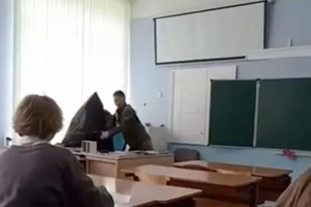 Под Тольятти школьник надел учителю мусорный пакет на голову
