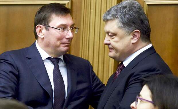 На фото: генеральный прокурор Украины Юрий Луценко и президент Украины Петр Порошенко (слева направо)