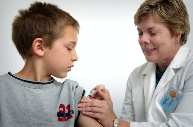 Минздрав одобрил клинические испытания вакцины от коронавируса для детей