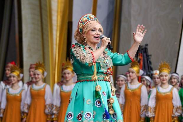 Фанатка накинулась на Надежду Кадышеву во время концерта в Иванове