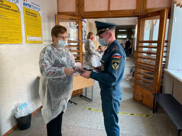Сотрудники МЧС по Тверской области проводят дезинфекцию на всех избирательных участках