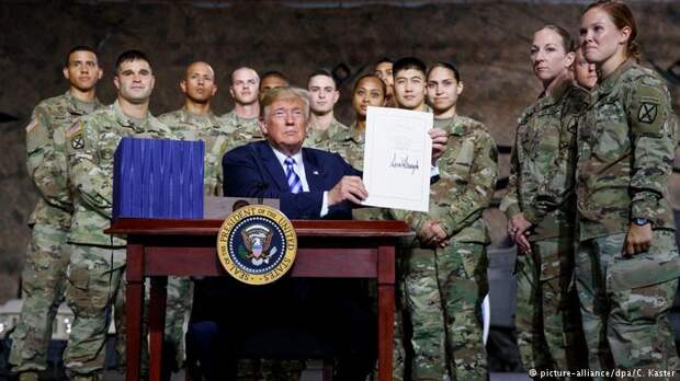 Дональд Трамп на церемонии на военной базе в Форте Драм демонстрирует подписанный закон об оборонном бюджете на 2019 год Дональд Трамп на церемонии на военной базе в Форте Драм демонстрирует подписанный закон об оборонном бюджете на 2019 год