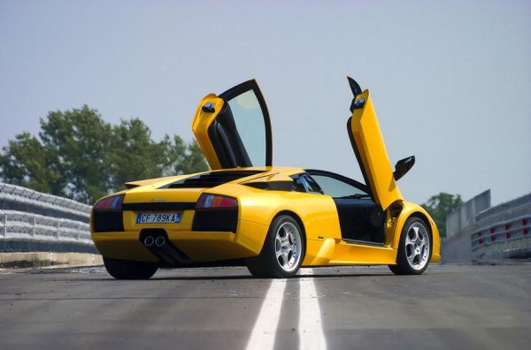 Широкий и очень низкий Murcielago сразу идентифицируется как чистокровный Lamborghini, сочетающий в себе лучшее от Countach и Diablo. С инженерной точки зрения это тоже классическая модель итальянского бренда, оснащенная 6,2-литровым V12, развивающим 580 л.с. и 650 Нм. Коробка передач - 6-ступенчатая механическая, а стандартный суперкар - полноприводный. Разгон составляет смертельные 3,3 секунды от 0 до 100 км / ч и максимальной скорости 330 км / ч.