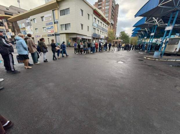 Огромная очередь на маршрут №121 в Макеевке