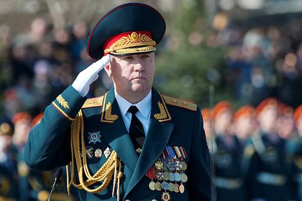 Главнокомандующий Сухопутных войск ВС РФ считался одной из значимых фигур в иерархии министерства Обороны, руководил парадами на Красной площади, имел блестящие характеристики от вышестоящих...-3