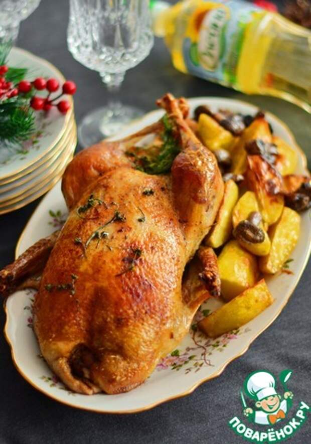 гусь с картошкой в духовке. утка с картошкой в духовке. утка фаршированная фруктами. утка с грибами. гусь с картошкой в духовке.