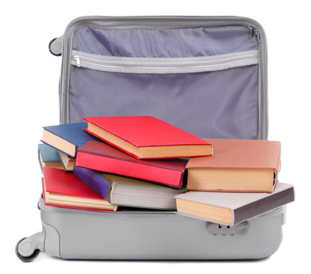 Вместо того, чтобы складировать книги в коробке, лучше сложите их в чемодан. 